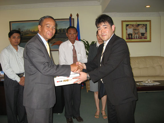 カンボジア保健省大臣と会談・JICA表敬訪問